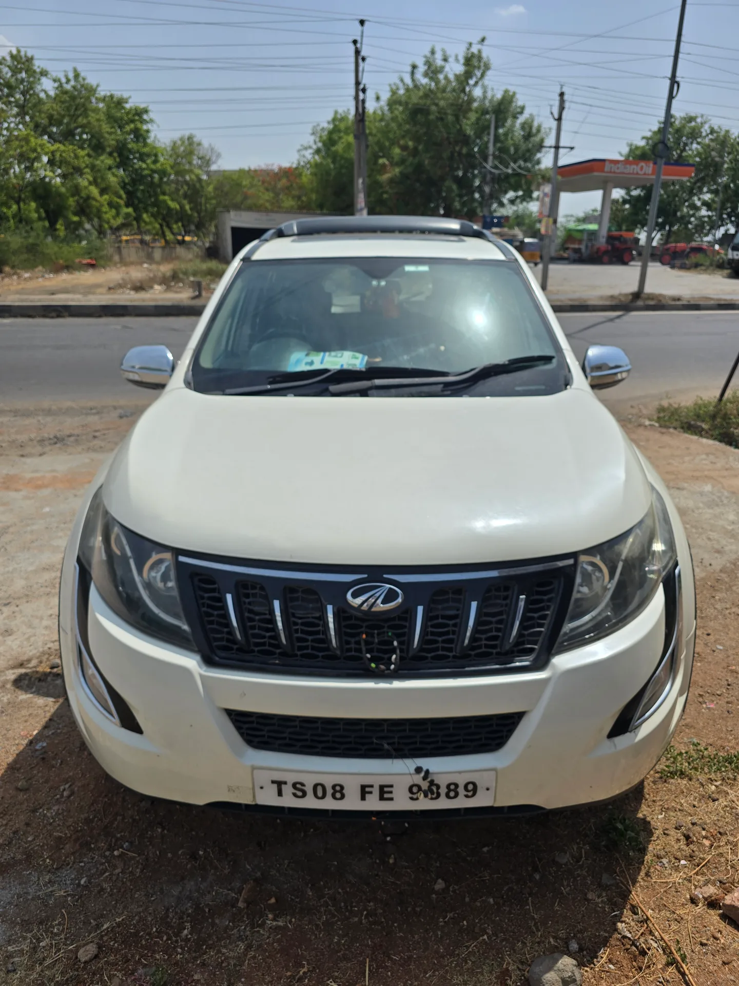 Mahindra XUV 5oo w10