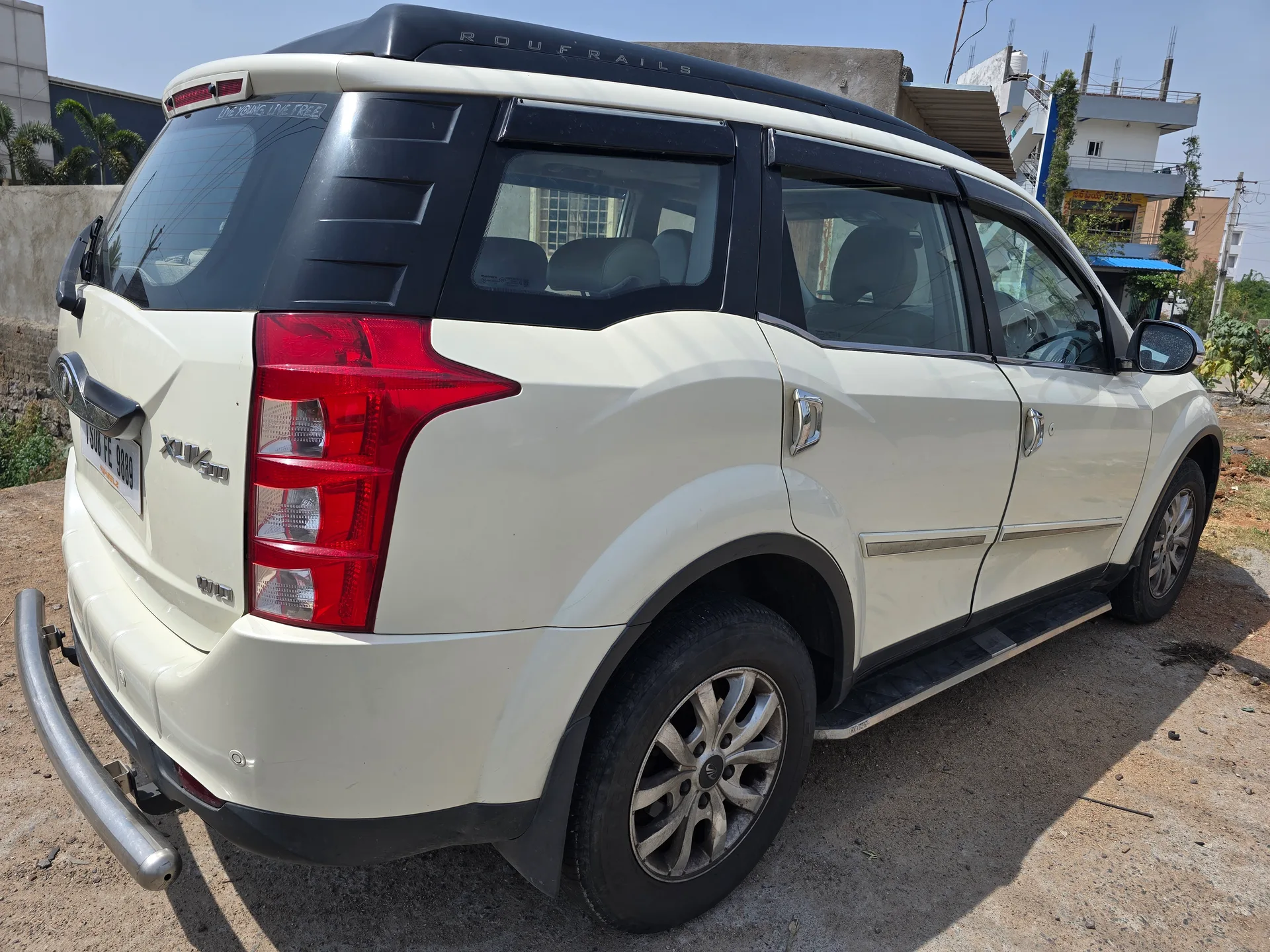 Mahindra XUV 5oo w10