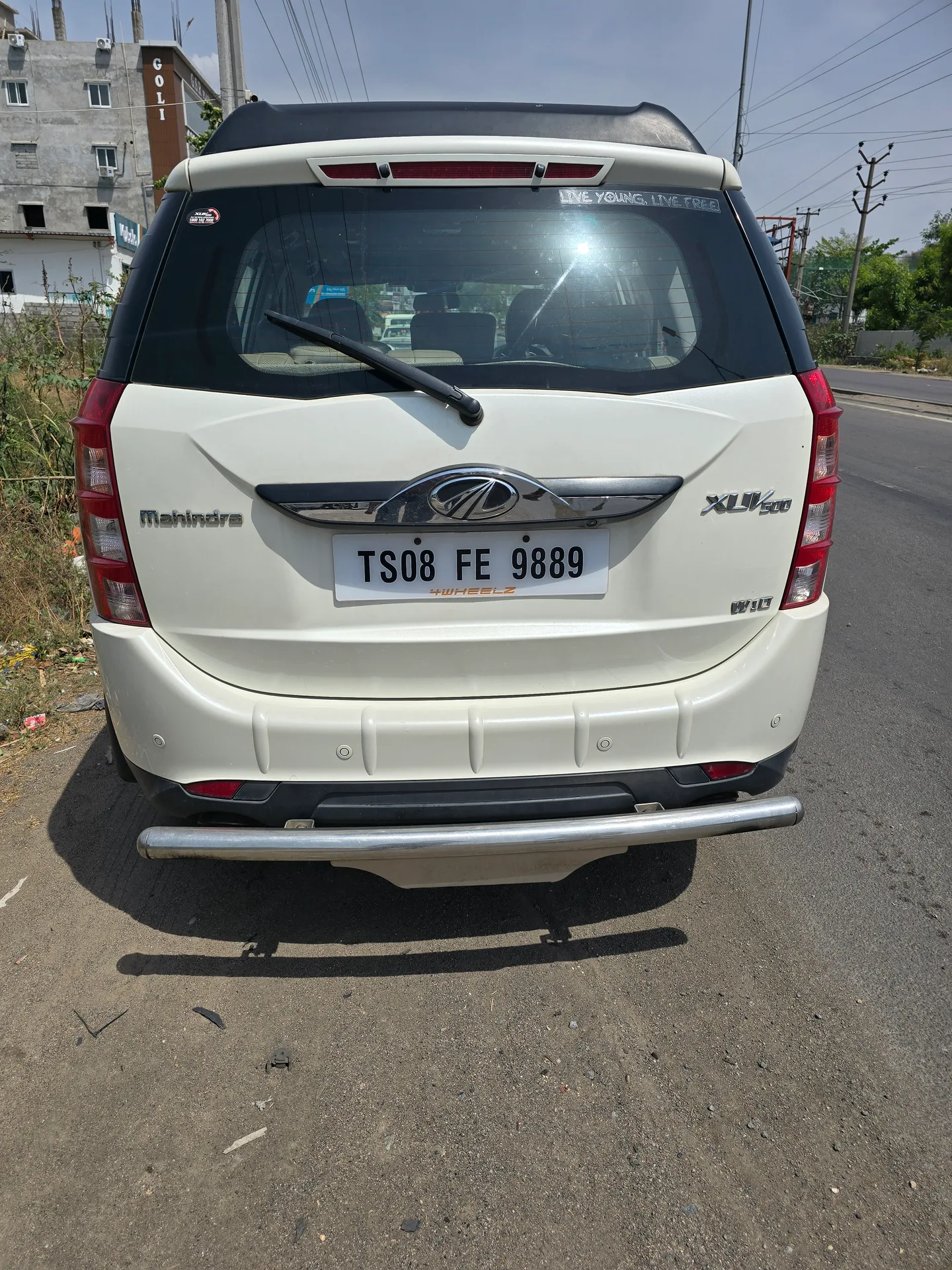 Mahindra XUV 5oo w10