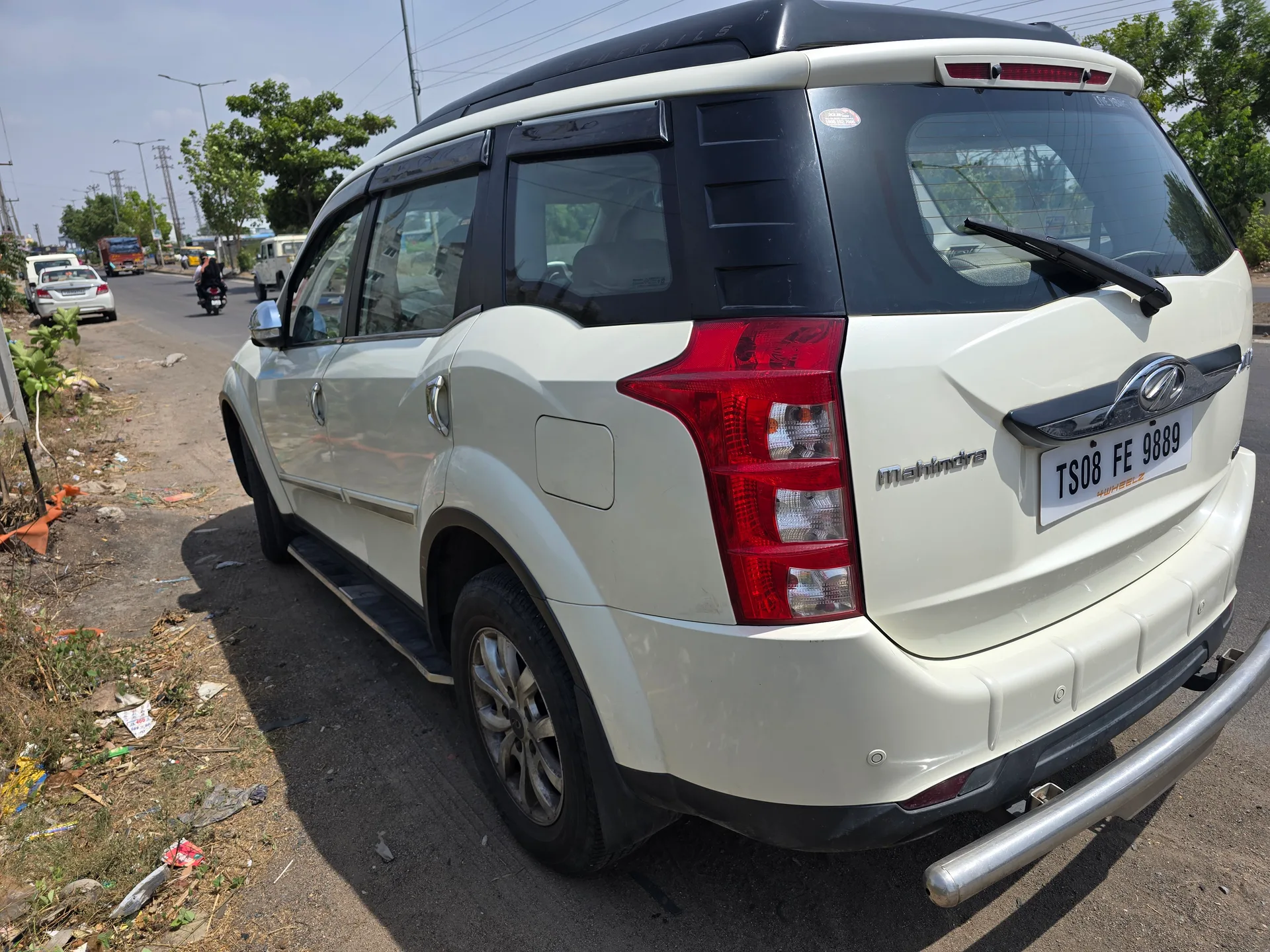 Mahindra XUV 5oo w10