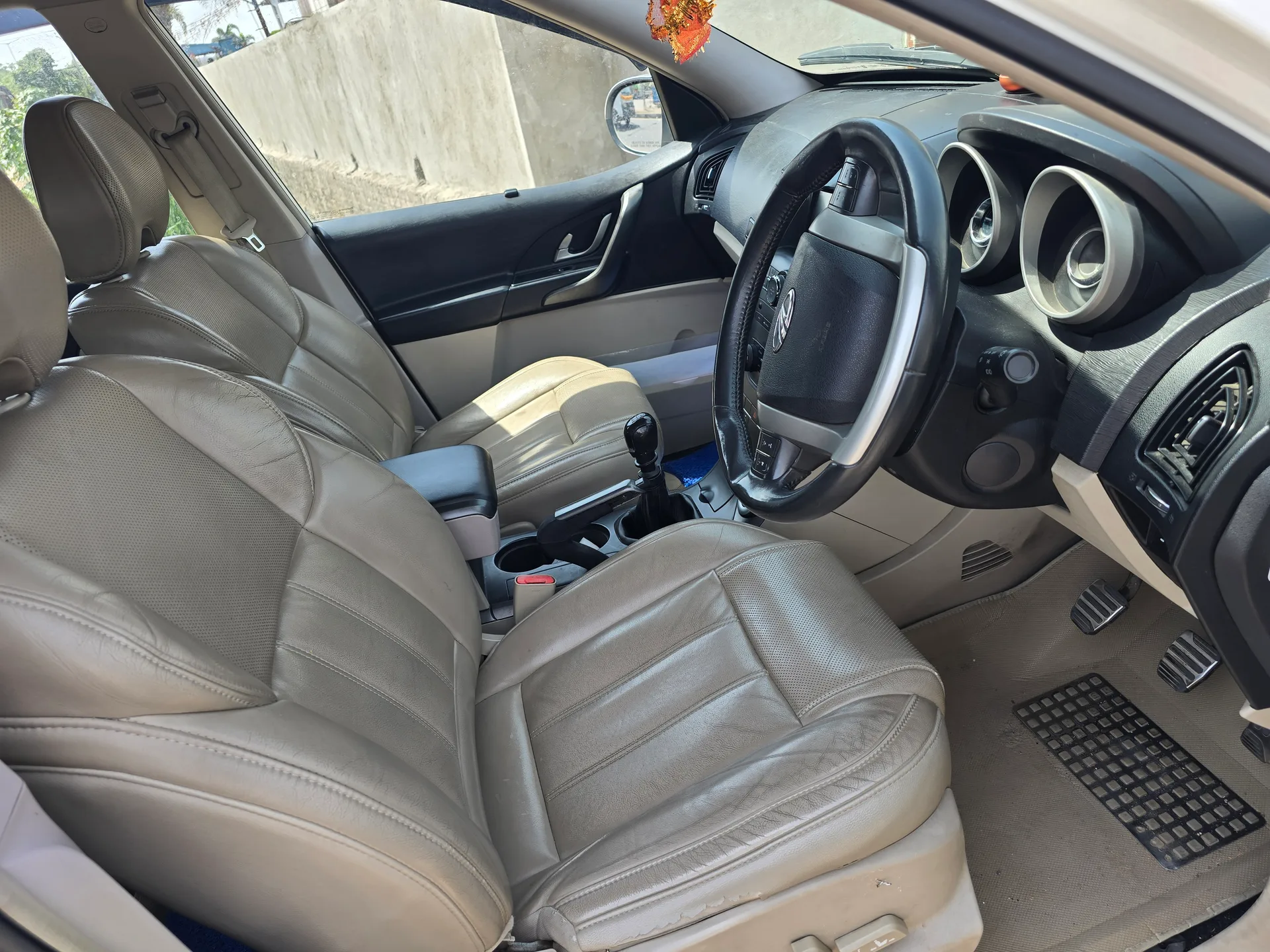 Mahindra XUV 5oo w10