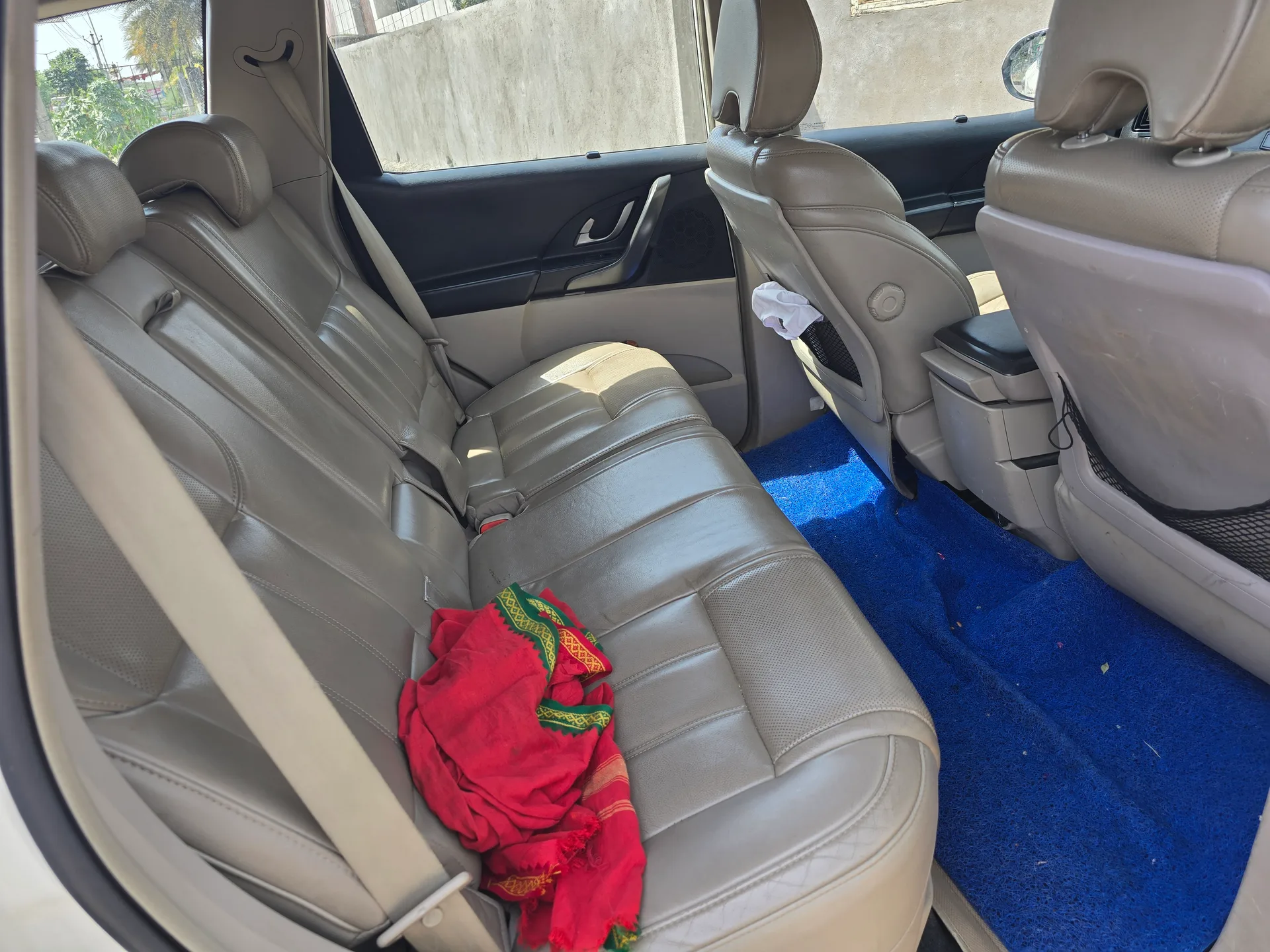 Mahindra XUV 5oo w10