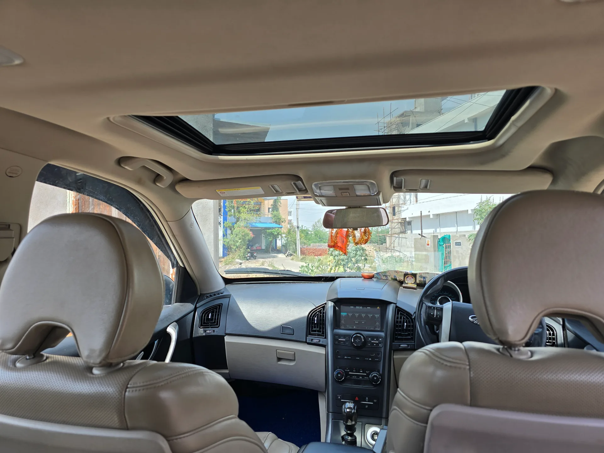 Mahindra XUV 5oo w10